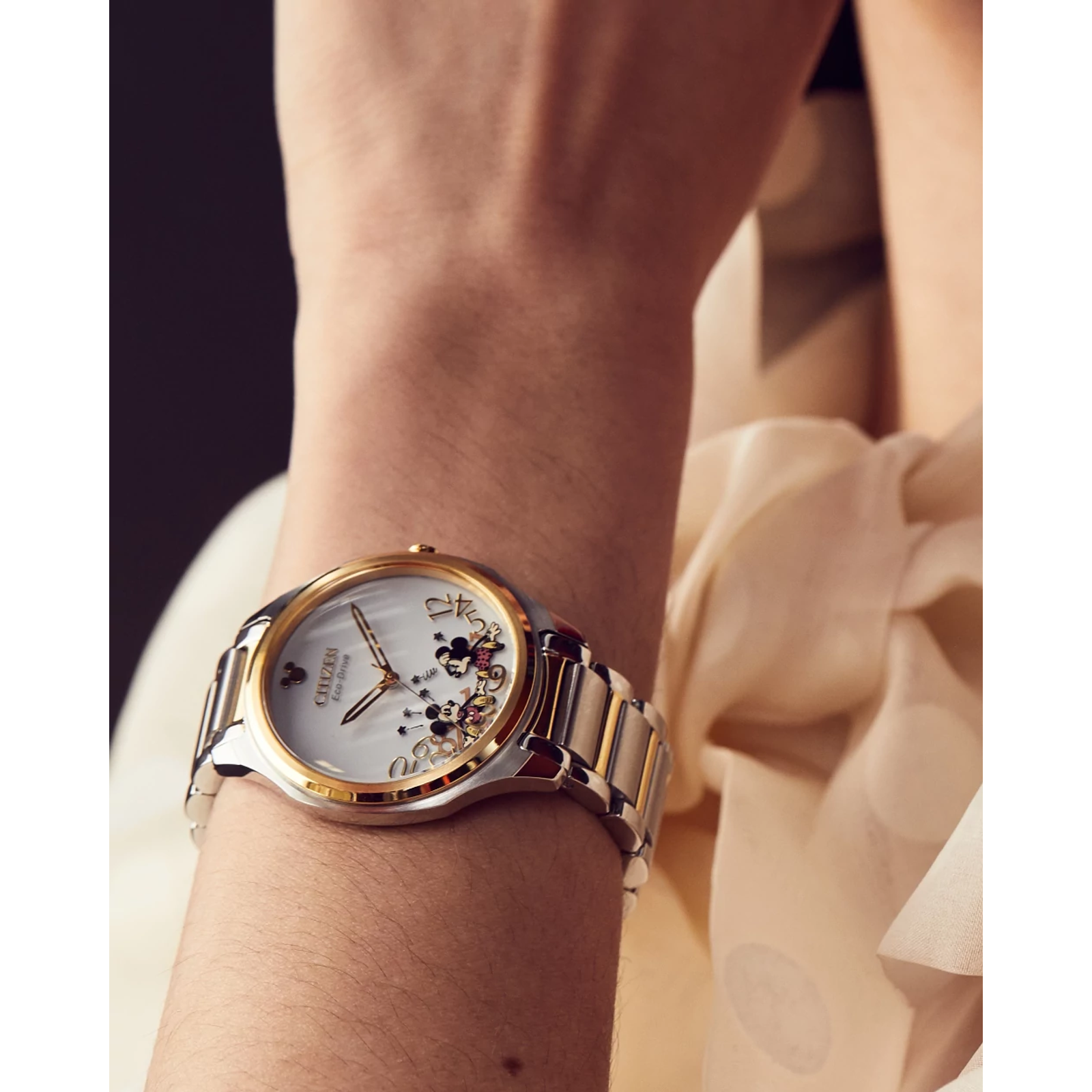 Reloj Citizen Plateado Falling Mickey & Minnie Disney  EM0754-59W | Elegancia relojería